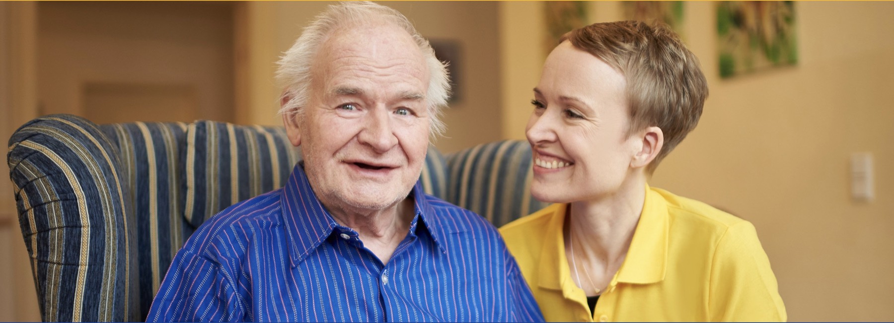 Pflegekraft im freundlichen Gespräch mit einem Senior in Berlin-Schöneberg